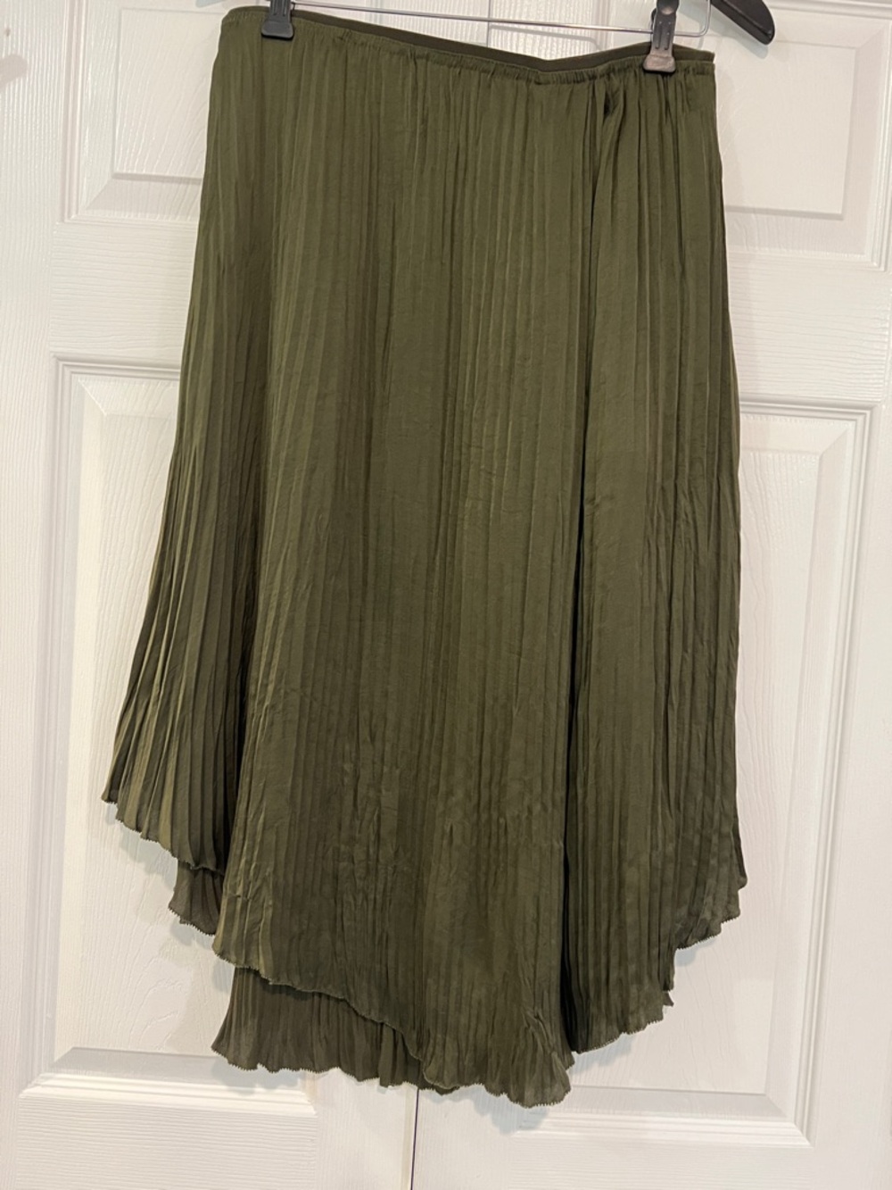 Vince pleated skirt, medium. Olive green. Lined with pockets. Scoop hem.